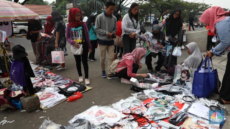 Para penjual merchandise  untuk fans EXO  sudah ada di Trans Studio Mal (TSM) Cibubur, sejak pagi tadi.