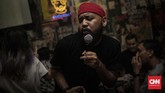 Bak konser, penguasa mikrofon karaoke memimpin paduan suara para pengunjung bar yang menyanyi massal walau tak saling kenal. (CNN Indonesia/Bisma Septalisma)