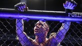 Colby Covington bereaksi setelah dinyatakan kalah TKO dari Kamaru Usman. Usai pertarungan Covington mengaku masih bisa melanjutkan pertarungan dan menganggap Marc Goddard telah 'merampoknya'. (AP Photo/John Locher)