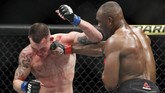 Setelah dua kali jatuh karena pukulan Kamaru Usman di ronde kelima, Colby Covington tidak mampu menghindari pukulan saat terkapar di octagon. (AP Photo/John Locher)