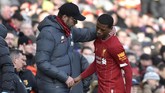 Pelatih Liverpool Juergen Klopp berbicara dengan Georginio Wijnaldum setelah gelandang Belanda itu mengalami cedera dan digantikan Andrew Robertson pada menit ke-59. (AP Photo/Rui Vieira)