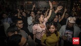 Tak ada panggung khusus. Siapa pun boleh unjuk gigi, sekali yang keluar adalah nada sumbang juga tak akan ada yang akan menghakimi. (CNN Indonesia/Bisma Septalisma)