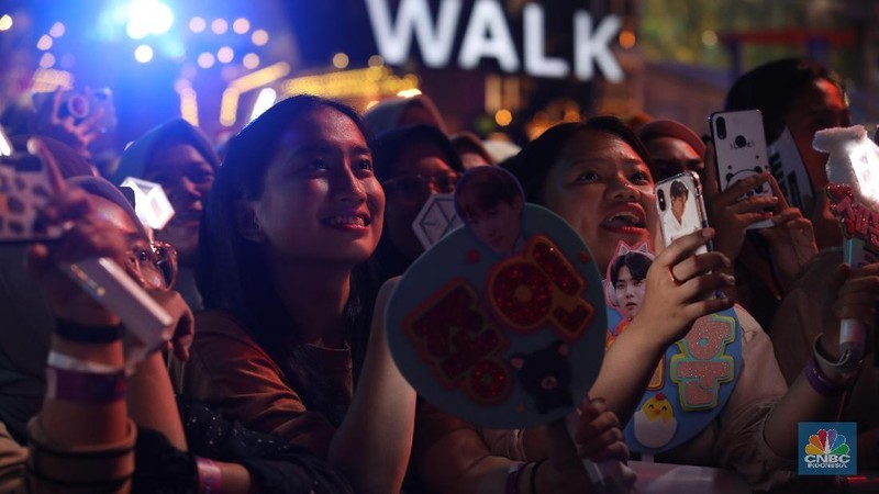 Malam ini tepat hari kedua perayaan HUT Transmedia ke 18 dengan tema Miracle 18th. Penampilan EXO membuat penonton histeris.