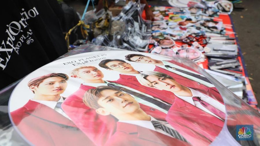 Para penjual merchandise  untuk fans EXO  sudah ada di Trans Studio Mal (TSM) Cibubur, sejak pagi tadi.