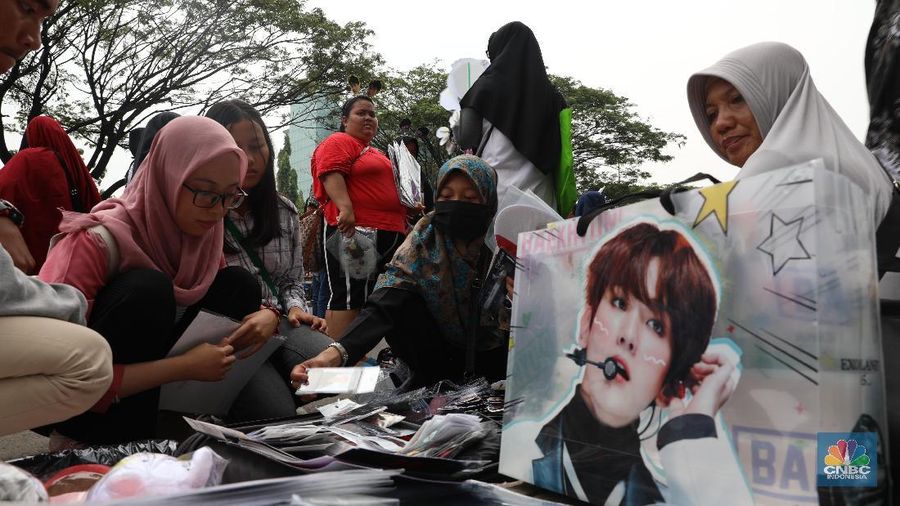 Para penjual merchandise  untuk fans EXO  sudah ada di Trans Studio Mal (TSM) Cibubur, sejak pagi tadi.