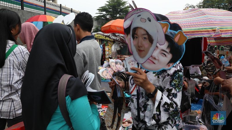 Para penjual merchandise  untuk fans EXO  sudah ada di Trans Studio Mal (TSM) Cibubur, sejak pagi tadi.