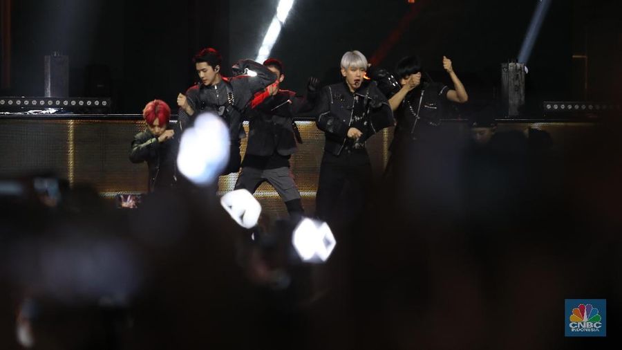 Malam ini tepat hari kedua perayaan HUT Transmedia ke 18 dengan tema Miracle 18th. Penampilan EXO membuat penonton histeris.