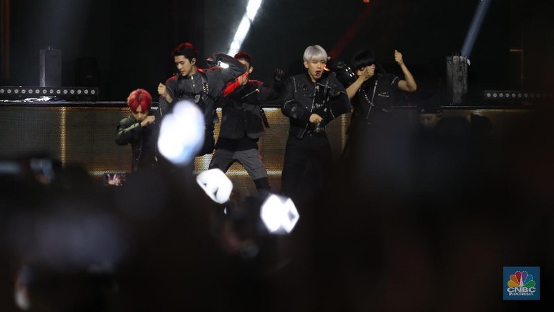 Malam ini tepat hari kedua perayaan HUT Transmedia ke 18 dengan tema Miracle 18th. Penampilan EXO membuat penonton histeris.