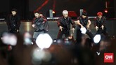 Para penggemar EXO, EXO-L pun berbondong-bondong menyaksikan idola mereka lengkap dengan membawa lightstick identitas EXO. (CNN Indonesia/Andry Novelino)