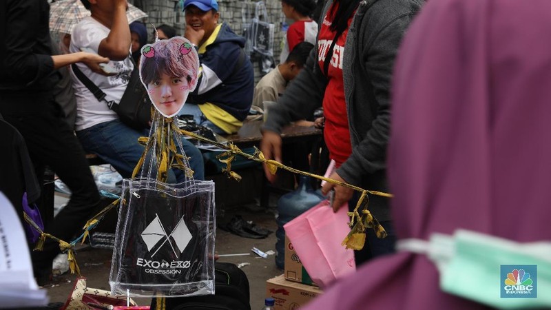 Para penjual merchandise  untuk fans EXO  sudah ada di Trans Studio Mal (TSM) Cibubur, sejak pagi tadi.