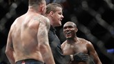 Pertarungan sempat beberapa kali dihentikan wasit Marc Goddard karena kesalahan Colby Covington yang memukul bagian bawah dan mencolok mata Kamaru Usman. (AP Photo/John Locher)