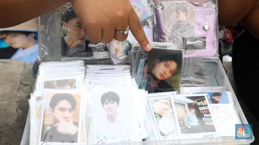 Para penjual merchandise  untuk fans EXO  sudah ada di Trans Studio Mal (TSM) Cibubur, sejak pagi tadi.