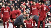 Gelandang Liverpool Georginio Wijnaldum mengalami cedera jelang pertengahan babak kedua dan mendapat perawatan tim medis. (AP Photo/Rui Vieira)