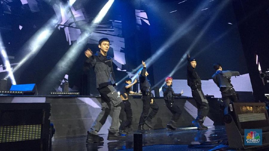 Malam ini tepat hari kedua perayaan HUT Transmedia ke 18 dengan tema Miracle 18th. Penampilan EXO membuat penonton histeris.