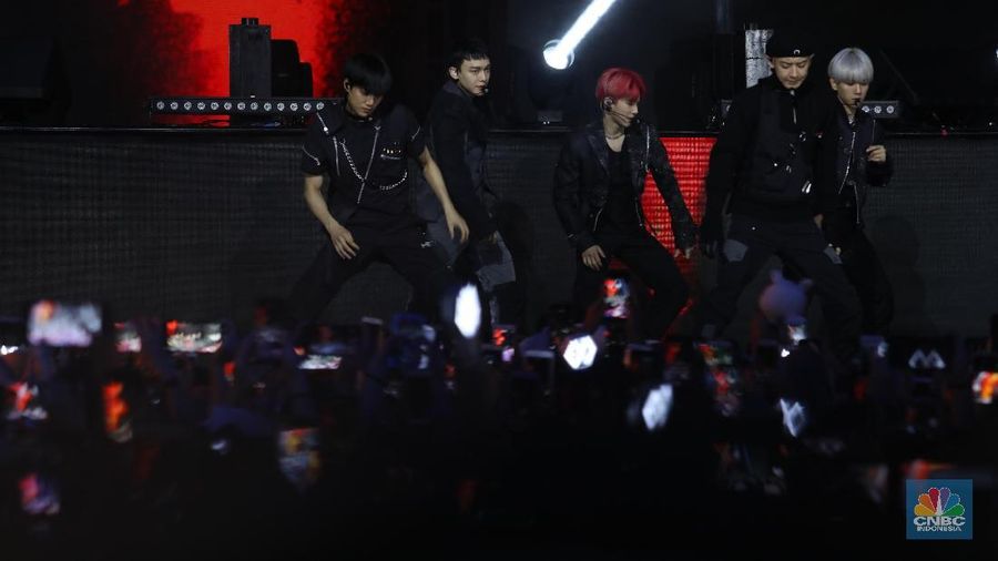 EXO dan NCT mengguncang panggung HUT Transmedia pada Sabtu dan Minggu kemarin. 