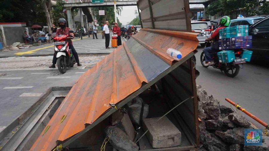 Suasana kemacetan di jalan Kramat Raya akibat penataan jaringan utilitas di jalan Kramat Raya, Jakarta, Senin (16/12/2019)
