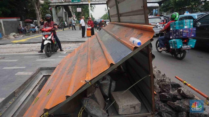 Suasana kemacetan di jalan Kramat Raya akibat penataan jaringan utilitas di jalan Kramat Raya, Jakarta, Senin (16/12/2019)