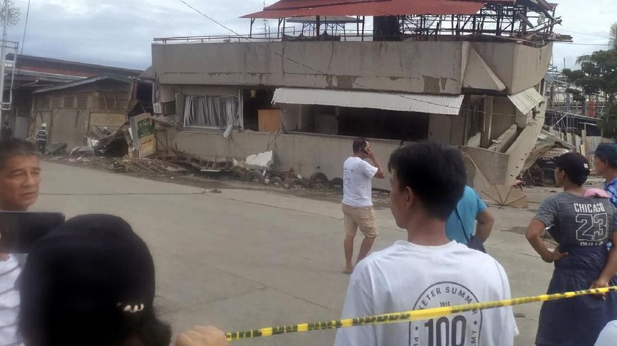Gempa berkekuatan magnitudo (M) 6,9 mengguncang Mindanao, Minggu (15/12/2019). Gempa tersebut meluluh lantakan pulau yang berada di Filipina bagian selatan itu.