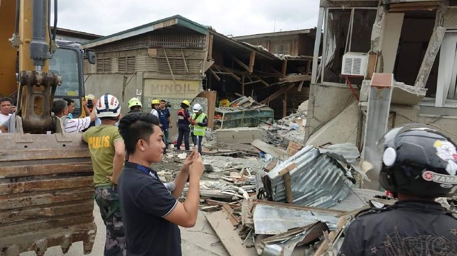 Gempa berkekuatan magnitudo (M) 6,9 mengguncang Mindanao, Minggu (15/12/2019). Gempa tersebut meluluh lantakan pulau yang berada di Filipina bagian selatan itu.