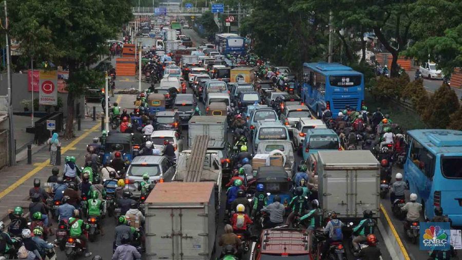 Suasana kemacetan di jalan Kramat Raya akibat penataan jaringan utilitas di jalan Kramat Raya, Jakarta, Senin (16/12/2019)