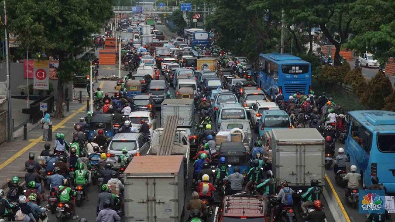 Suasana kemacetan di jalan Kramat Raya akibat penataan jaringan utilitas di jalan Kramat Raya, Jakarta, Senin (16/12/2019)