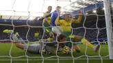 Norwich City menghentikan tren kemenangan Leicester City di Liga Inggris usai kedua tim bermain imbang 1-1 di Stadion King Power Stadium. Teemu Pukki membawa Norwich unggul lebih dahulu, namun Tim Krul mencetak gol bunuh diri yang membuat skor akhir imbang 1-1. (Nick Potts/PA via AP)