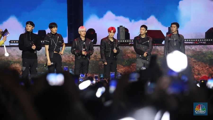 Aksi Panggung Exo di HUT Transmedia (CNBC Indonesia/Tri Susilo)