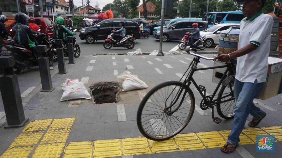Suasana kemacetan di jalan Kramat Raya akibat penataan jaringan utilitas di jalan Kramat Raya, Jakarta, Senin (16/12/2019)