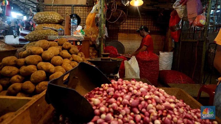 Jelang Nataru, Melihat Langsung Harga Pangan di Ps Induk Keramat Jati.(վ/Muhammad Sabki)