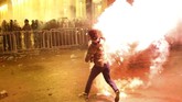Demonstran menyerukan kepala pemerintahan yang tidak berafiliasi dengan partai politik. (AP Photo/Hussein Malla)