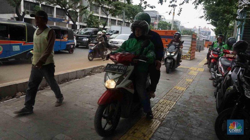 Suasana kemacetan di jalan Kramat Raya akibat penataan jaringan utilitas di jalan Kramat Raya, Jakarta, Senin (16/12/2019)