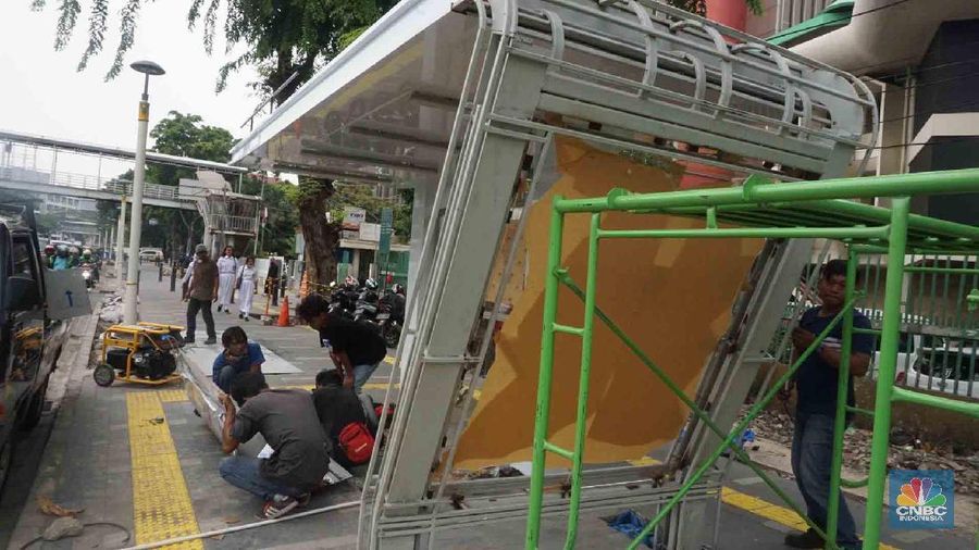 Suasana kemacetan di jalan Kramat Raya akibat penataan jaringan utilitas di jalan Kramat Raya, Jakarta, Senin (16/12/2019)