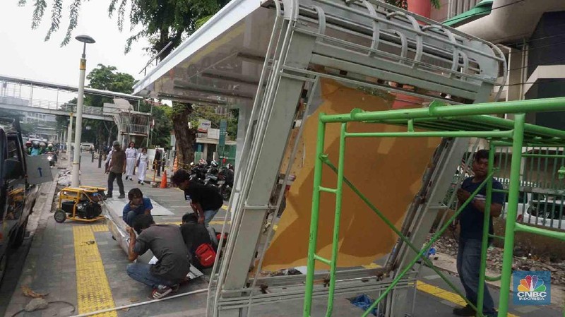 Suasana kemacetan di jalan Kramat Raya akibat penataan jaringan utilitas di jalan Kramat Raya, Jakarta, Senin (16/12/2019)