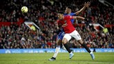 Manchester United (merah) kembali tampil inkonsisten di Liga Inggris setelah ditahan imbang Everton 1-1 di Stadion Old Trafford, Minggu 15/12). Dalam lima pertandingan terakhir, MU hanya menang dua kali dan tiga kali imbang. (Martin Rickett/PA via AP)