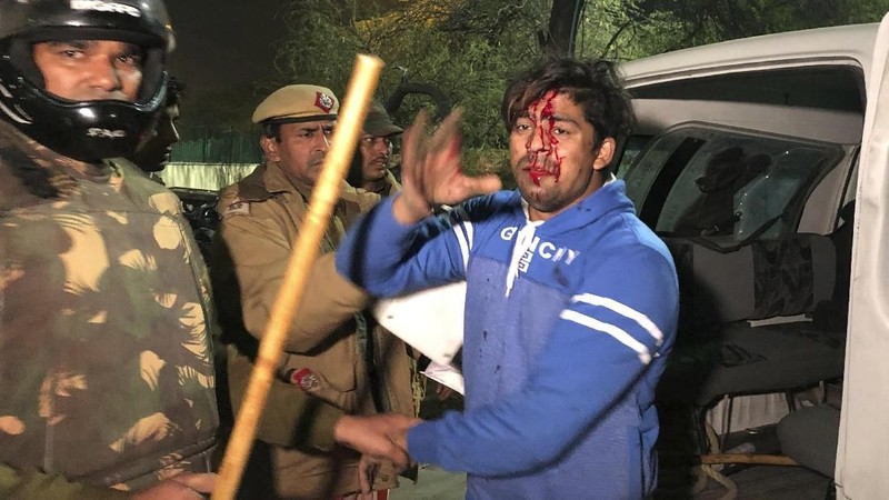 Ribuan rakyat India masih melakukan demonstarasi anti pemerintah. Bahkan demonstrasi terus terjadi hingga lima hari terakhir.