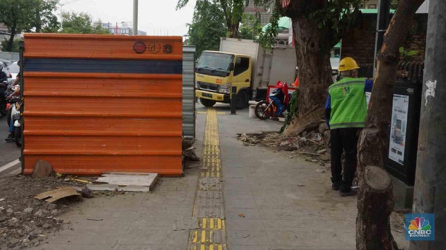 Suasana kemacetan di jalan Kramat Raya akibat penataan jaringan utilitas di jalan Kramat Raya, Jakarta, Senin (16/12/2019)