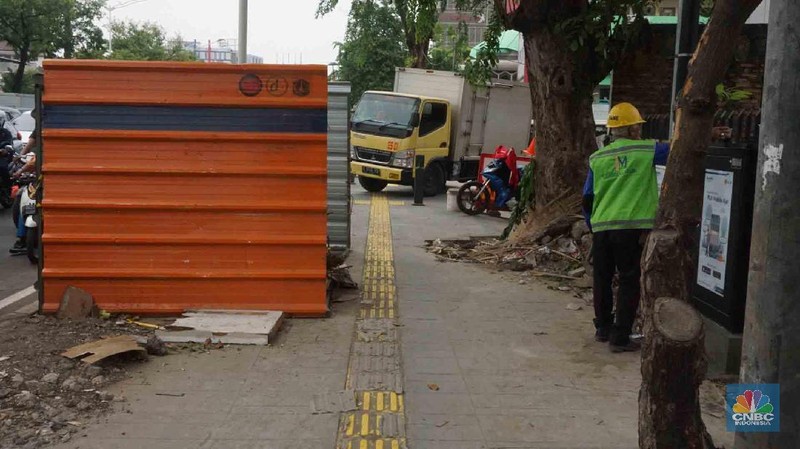 Suasana kemacetan di jalan Kramat Raya akibat penataan jaringan utilitas di jalan Kramat Raya, Jakarta, Senin (16/12/2019)