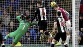 Gol Chris Wood (kanan) di menit ke-58 membuat Burnley mematahkan tren kekalahan di tiga pertandingan sebelumnya. Kini, dalam lima laga terakhir Burnley menang dua kali dan tiga kali kalah. (Martin Rickett/PA via AP)