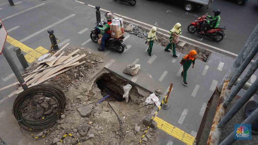 Suasana kemacetan di jalan Kramat Raya akibat penataan jaringan utilitas di jalan Kramat Raya, Jakarta, Senin (16/12/2019)