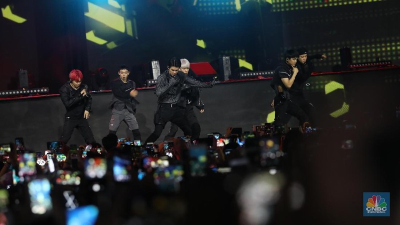 EXO dan NCT mengguncang panggung HUT Transmedia pada Sabtu dan Minggu kemarin. 