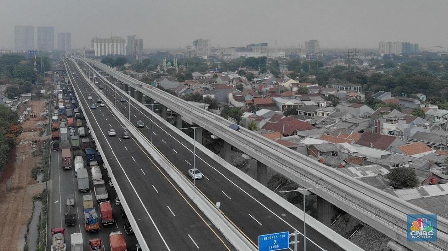 Melihat Jalan Tol Japek yang Bergelombang. (CNBC Indonesia/ Andrean Kristianto)