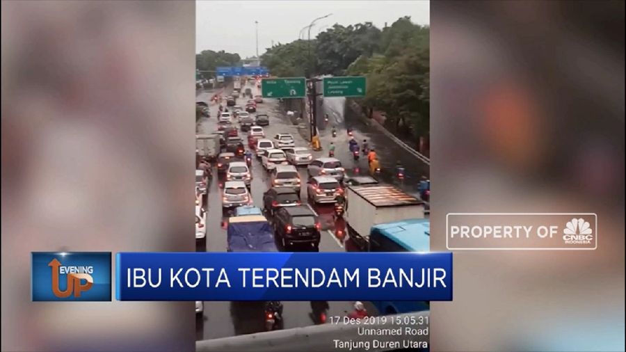 Beberapa titik di tol Jakarta-Cikampek masih terkena banjir, contra flow diberlakukan. 