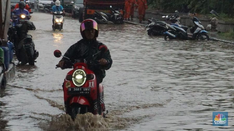 Penjualan sepeda motor masih dibayangi sentimen-sentimen negatif.