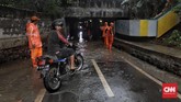 Hujan deras terjadi di kawasan pusat DKI Jakarta dan sekitarnya sejak Selasa (17/12) pukul 13.00 WIB. Genangan di sejumlah titik yang membuat lalu lintas menjadi padat. (CNN Indonesia/Bisma Septalisma).