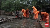 Petugas telah bersiaga untuk menanggulangi genangan, dan mengatur lalu lintas yang menjadi padat. (CNN Indonesia/Bisma Septalisma)