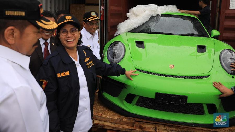 Direktorat Jenderal Bea dan Cukai (DJBC) Kementerian Keuangan kembali membongkar modus penyelundupan kendaraan mewah.