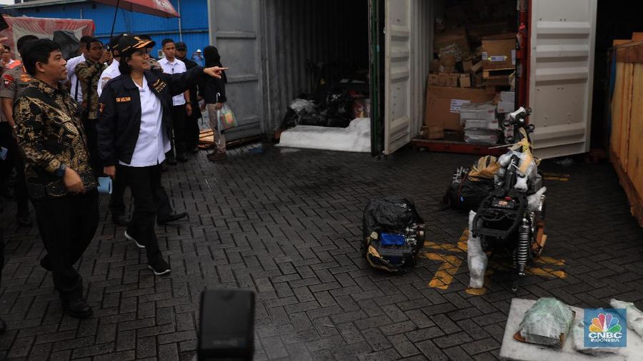 Kementerian Keuangan bersinergi dengan Polri, TNI dan Kejaksaan Agung menggagalkan penyelundupan puluhan mobil dan motor mewah ke Indonesia di TPK Koja.