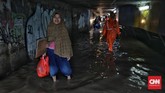 Genangan terjadi akibat saluran tak mampu menampung derasnya curah hujan. (CNN Indonesia/Bisma Septalisma)