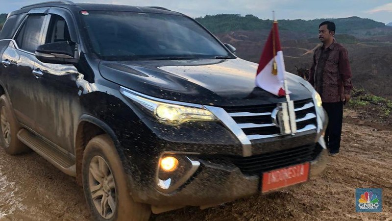 Presiden Jokowi melakukan survei lapangan untuk menentukan titik pusat ibu kota baru di Kalimantan Timur pada Selasa, 17 Desember 2019.