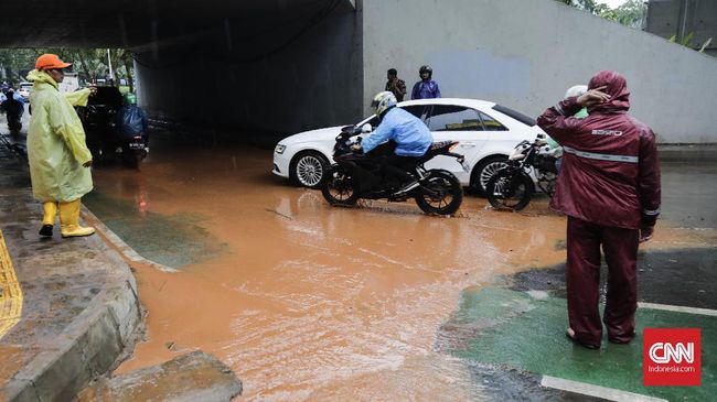 Banjir Di Tol Kuningan Arah Cawang Lalu Lintas Tersendat